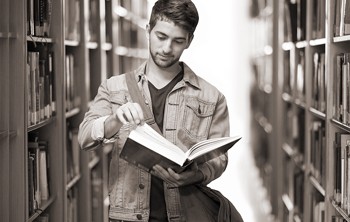 Pessoa lendo e estudando